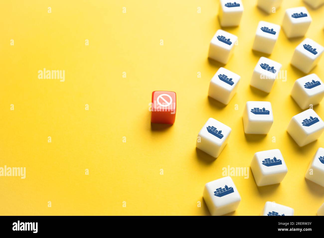 Embargo e blocco delle rotte marittime. Interferenza con le rotte commerciali, minaccia per le navi mercantili e logistica. Blocco dei porti, guerra economica. Rifiuto di insu Foto Stock