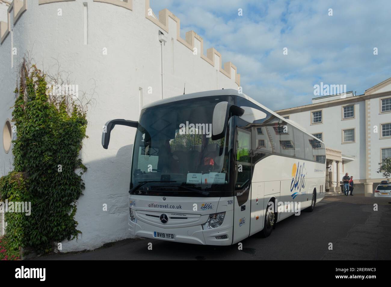 Un pullman Alfa Travel (Mercedes Benz Tourismo) destinato a Ballymena parcheggiato fuori dal North West Castle Hotel a Stranraer, Scozia. Foto Stock