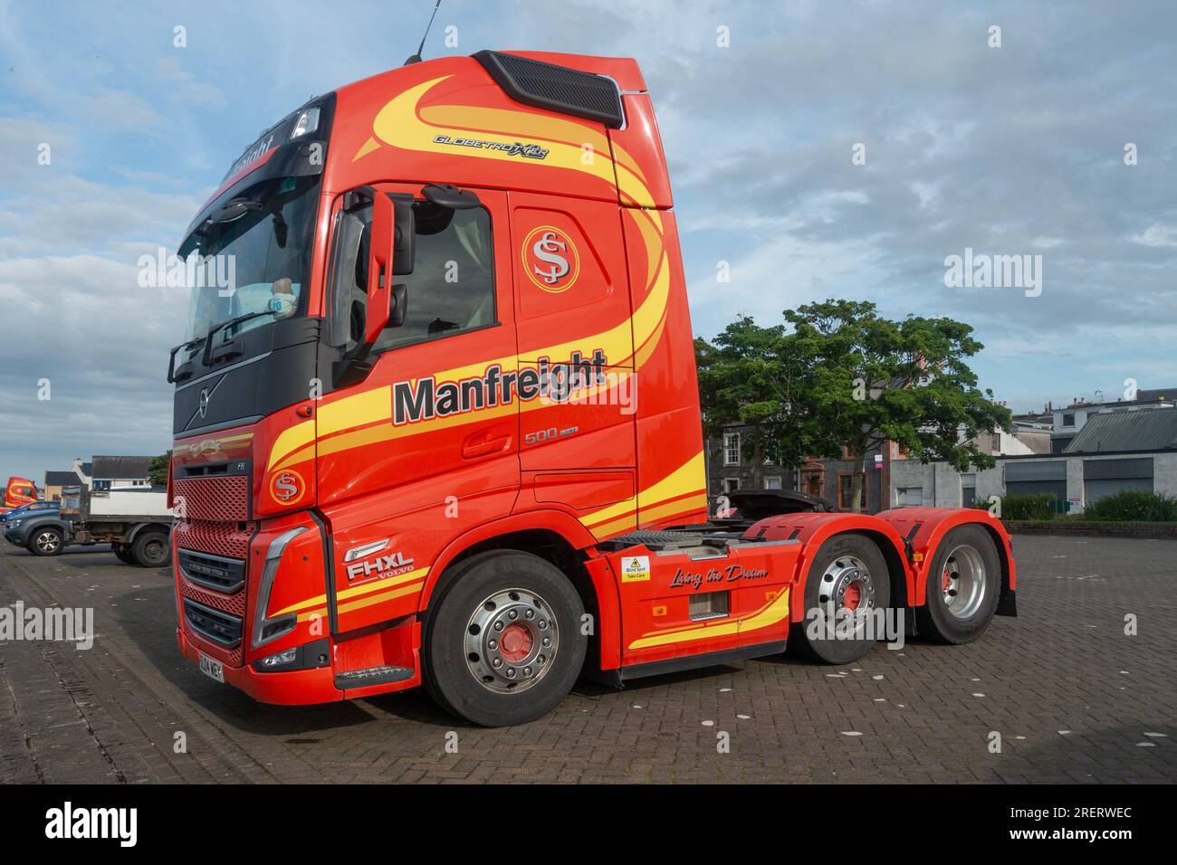 Un motore Volvo FH per il trasporto di carichi pesanti (semi-camion) con cabina Globetrotter XL, gestito dal trasportatore nordirlandese Manfreight, parcheggiato a Stranra Foto Stock