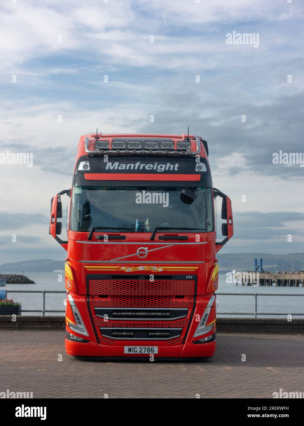 Parte anteriore di un motore Volvo FH per il trasporto di carichi pesanti (semi-camion) con cabina Globetrotter XL, gestito dal trasportatore nordirlandese Manfreight, parcheggiato i Foto Stock