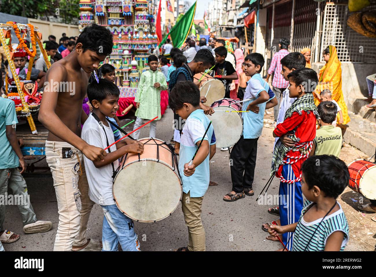 Dhaka, Bangladesh. 29 luglio 2023. Il giovane Bihari partecipa alla processione religiosa del periodo di lutto Ashura a Dacca, Bangladesh, il 29 luglio 2023. Credito: SOPA Images Limited/Alamy Live News Foto Stock