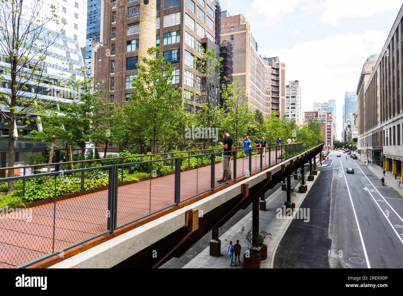 Lo sperone è una passerella rigida che collega la Highline alla sala dei treni Moynihan, 2023, New York City, USA Foto Stock