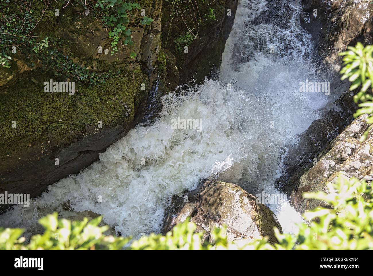 Vista della cascata Aira Force nel Lake District in Inghilterra Foto Stock