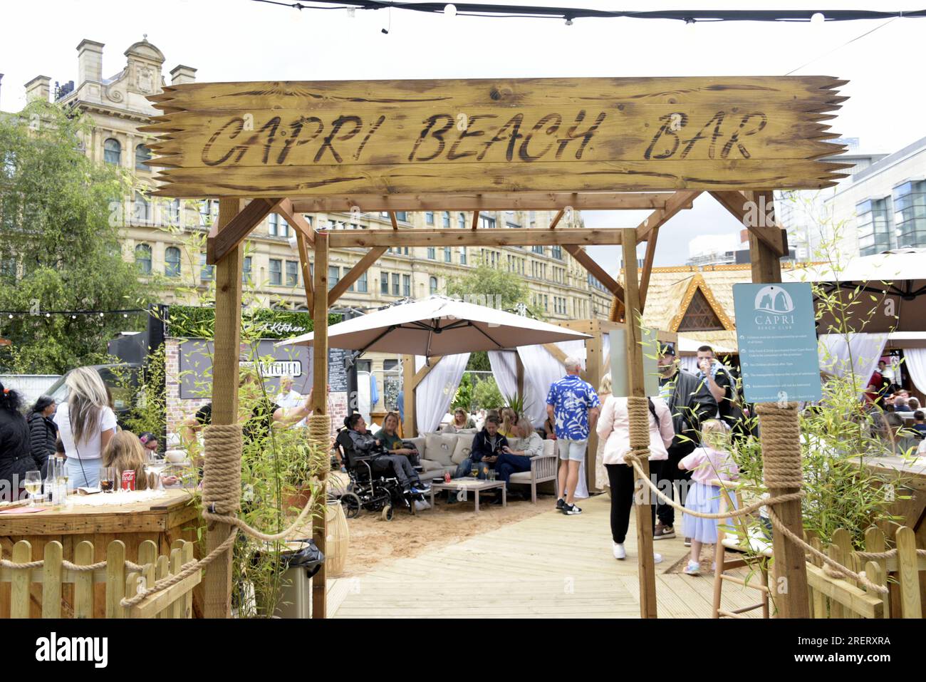 Manchester, Regno Unito, 29 luglio 2023. Ingresso al Capri Beach Bar, Exchange Square. Manchester Day - in vacanza!, gratuito, divertente, adatto alle famiglie, eventi per le strade del centro di Manchester, Regno Unito. Sostenuto dal Manchester City Council, Manchester Airport Group, Biffa, The Co-op, Manchester Evening News, Cammina sul Plank, il Regno dei dolci, il British Firefighter Challenge e il Capri Beach Club. Credito: Terry Waller/Alamy Live News Foto Stock