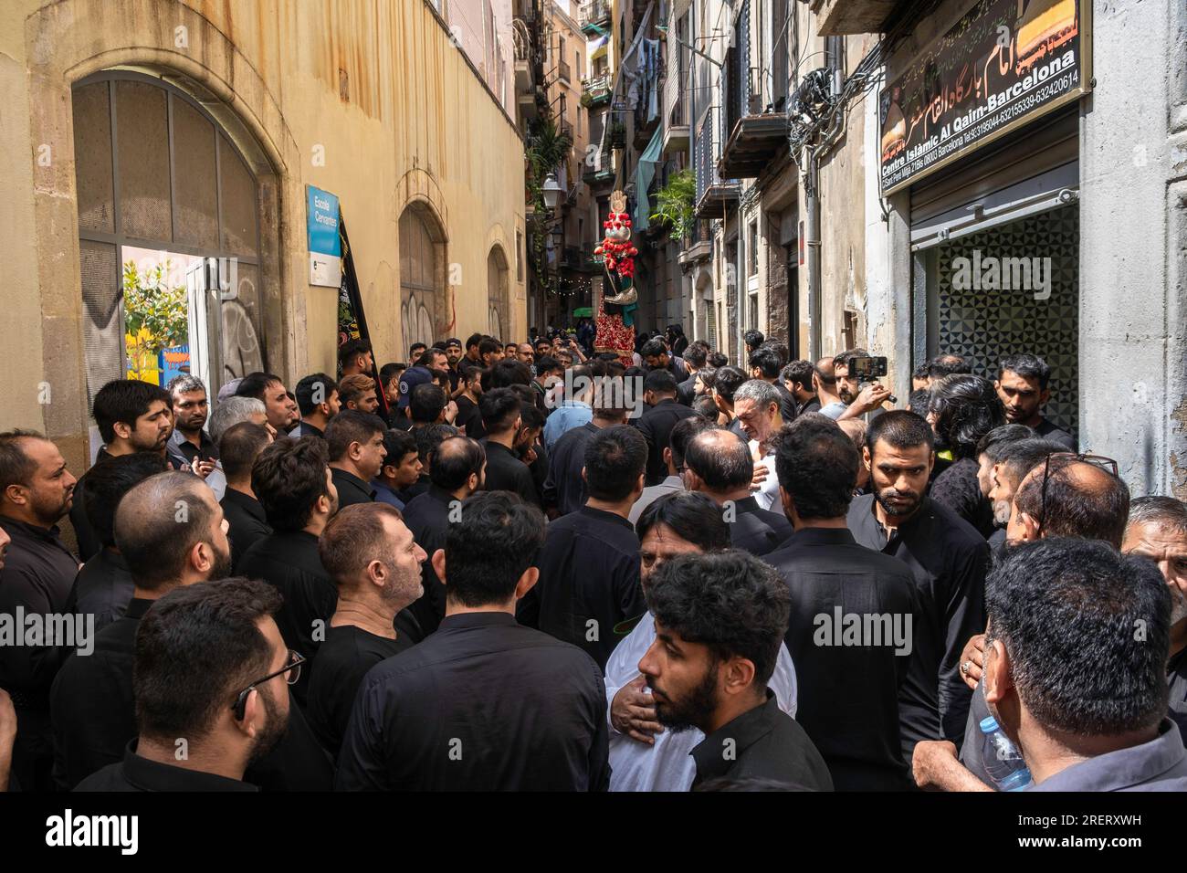 Barcellona, Spagna. 29 luglio 2023. I devoti si sono incontrati durante la festa religiosa di Ashura. La comunità sciita di Barcellona celebra Ashura per le strade di Ciutat Vella. Ashura è un importante giorno islamico che cade il decimo giorno del mese di Muharram, il primo mese del calendario lunare islamico. Credito: SOPA Images Limited/Alamy Live News Foto Stock