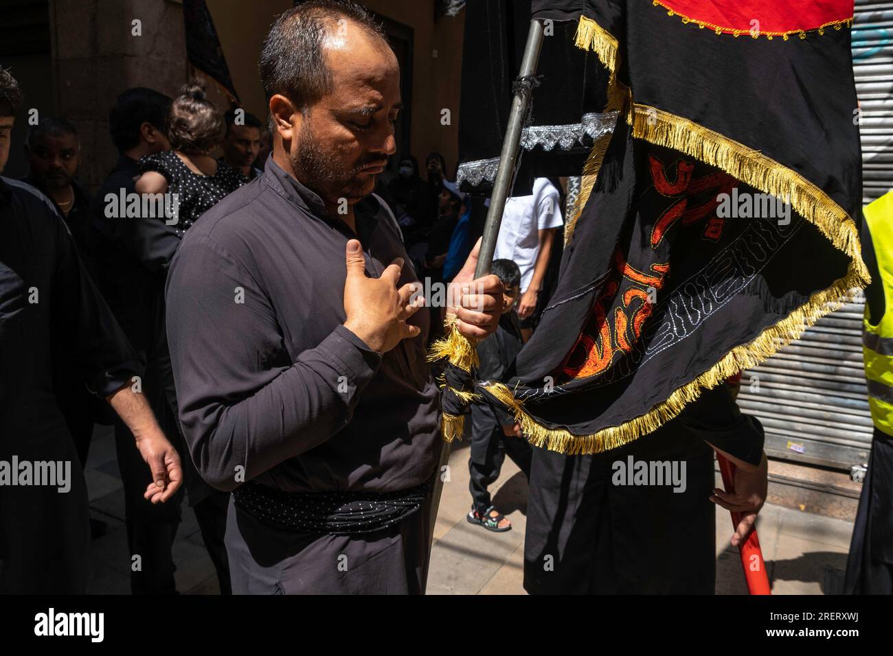 Barcellona, Spagna. 29 luglio 2023. Un devoto partecipa alla festa religiosa di Ashura. La comunità sciita di Barcellona celebra Ashura per le strade di Ciutat Vella. Ashura è un importante giorno islamico che cade il decimo giorno del mese di Muharram, il primo mese del calendario lunare islamico. Credito: SOPA Images Limited/Alamy Live News Foto Stock