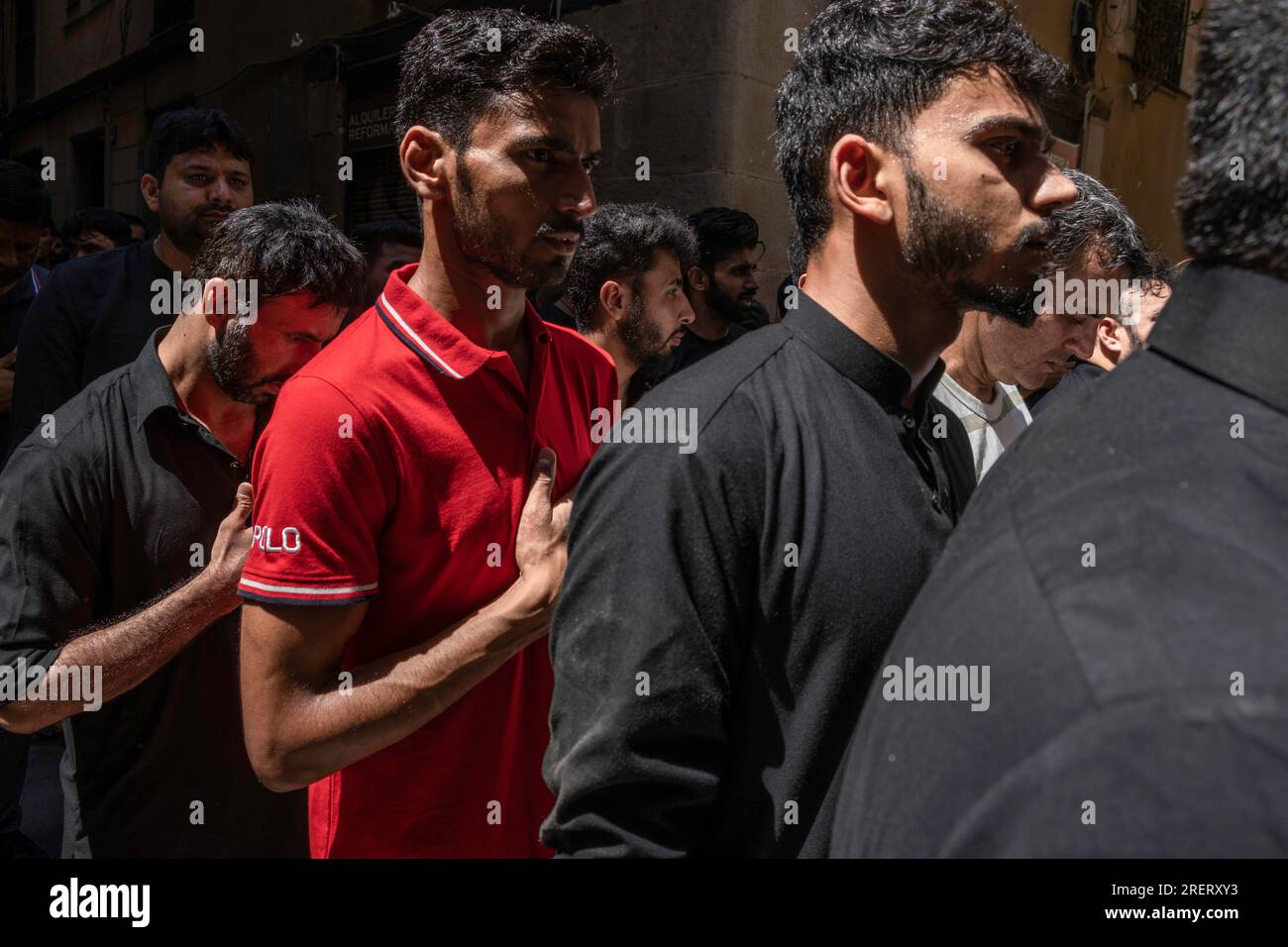 Barcellona, Spagna. 29 luglio 2023. I devoti picchiano il forziere mentre celebrano la festa religiosa di Ashura. La comunità sciita di Barcellona celebra Ashura per le strade di Ciutat Vella. Ashura è un importante giorno islamico che cade il decimo giorno del mese di Muharram, il primo mese del calendario lunare islamico. Credito: SOPA Images Limited/Alamy Live News Foto Stock