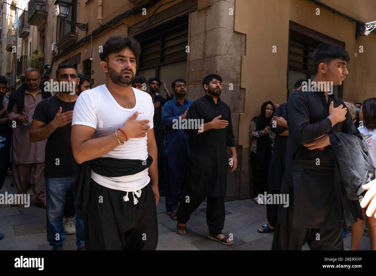 Barcellona, Spagna. 29 luglio 2023. I devoti picchiano il forziere mentre celebrano la festa religiosa di Ashura. La comunità sciita di Barcellona celebra Ashura per le strade di Ciutat Vella. Ashura è un importante giorno islamico che cade il decimo giorno del mese di Muharram, il primo mese del calendario lunare islamico. Credito: SOPA Images Limited/Alamy Live News Foto Stock