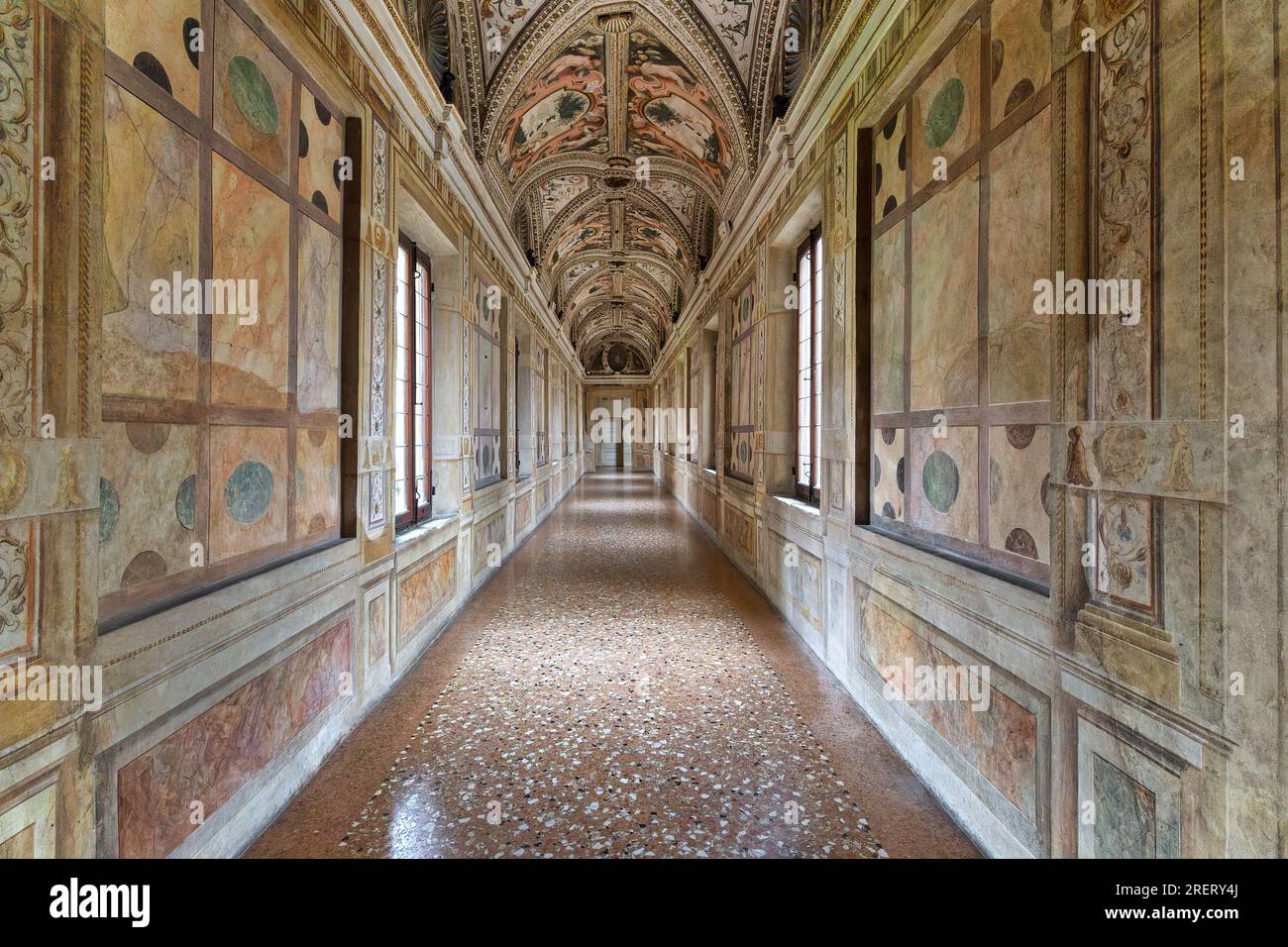 Palazzo Ducale a Mantova, Italia. Diviso in sette baie, il corridoio del Moro fu costruito probabilmente per modificare un passaggio scoperto. Foto Stock