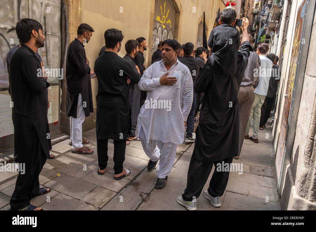 Barcellona, Spagna. 29 luglio 2023. I devoti partecipano alla festa religiosa di Ashura. La comunità sciita di Barcellona celebra Ashura per le strade di Ciutat Vella. Ashura è un importante giorno islamico che cade il decimo giorno del mese di Muharram, il primo mese del calendario lunare islamico. (Foto di Paco Freire/SOPA Images/Sipa USA) credito: SIPA USA/Alamy Live News Foto Stock