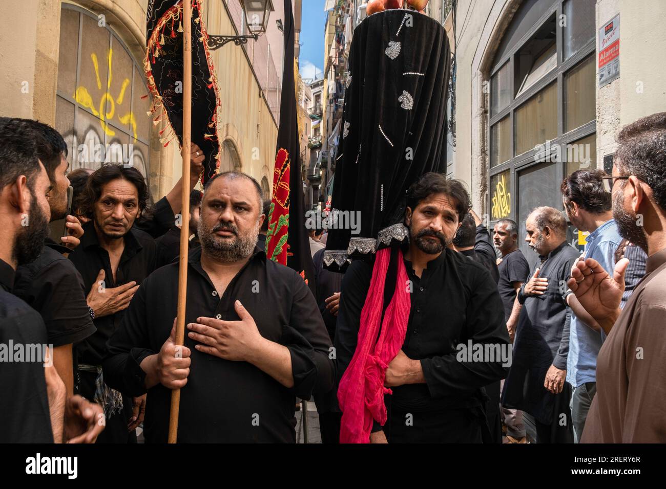 Barcellona, Spagna. 29 luglio 2023. I devoti picchiano il forziere mentre celebrano la festa religiosa di Ashura. La comunità sciita di Barcellona celebra Ashura per le strade di Ciutat Vella. Ashura è un importante giorno islamico che cade il decimo giorno del mese di Muharram, il primo mese del calendario lunare islamico. (Foto di Paco Freire/SOPA Images/Sipa USA) credito: SIPA USA/Alamy Live News Foto Stock