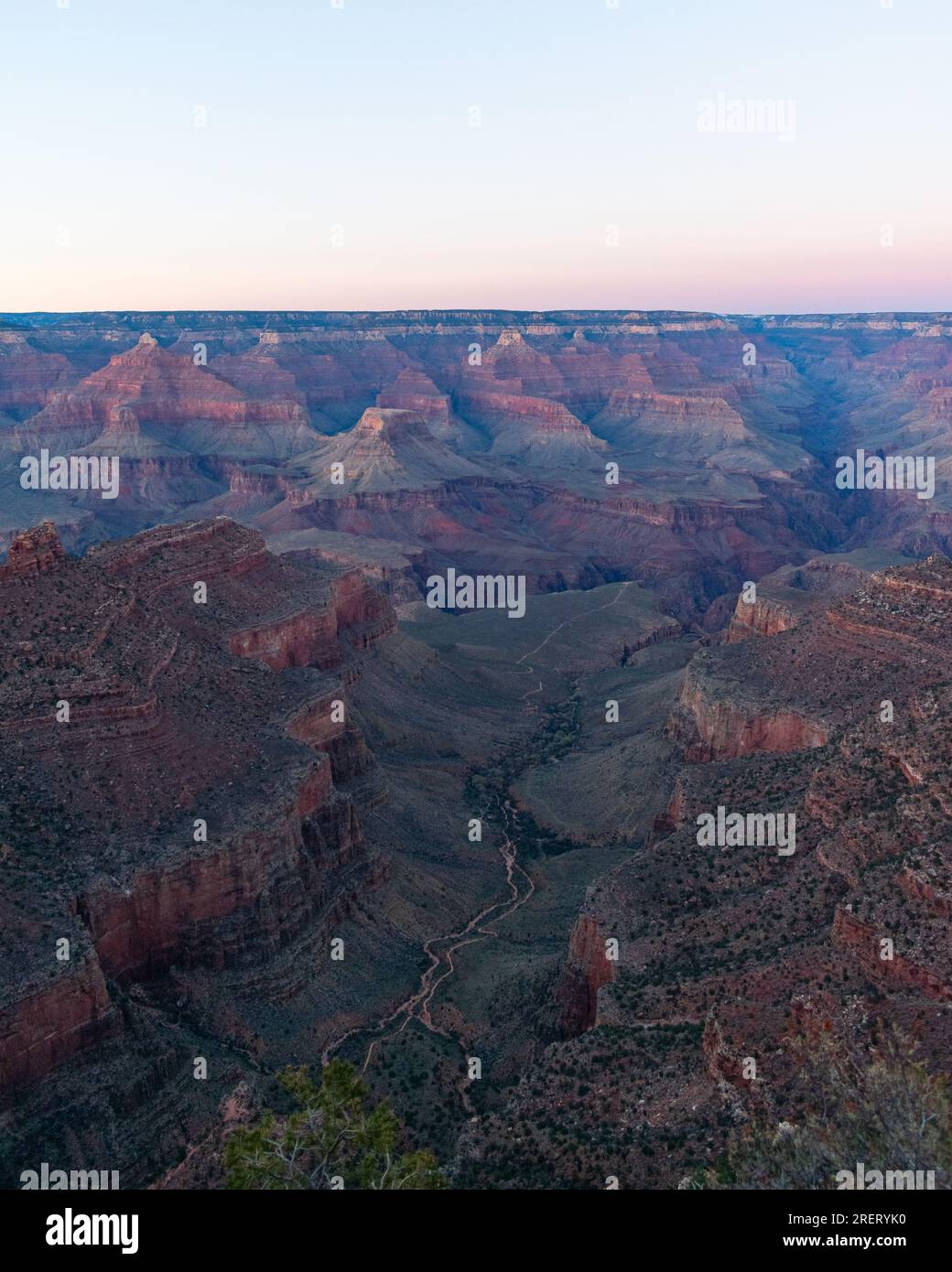 La sera scende sui sentieri tortuosi del Grand Canyon. Foto Stock