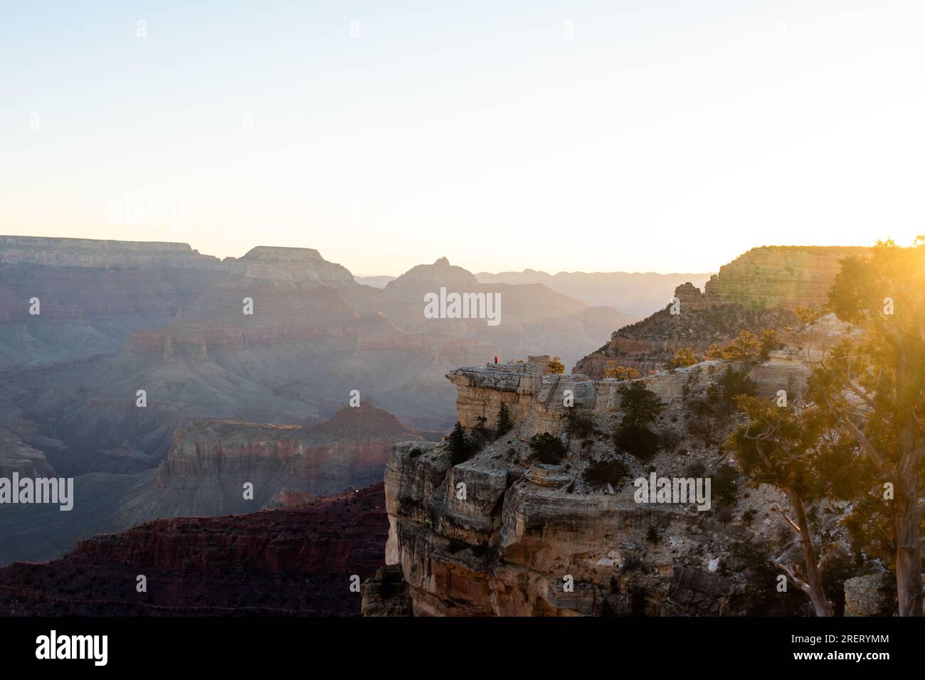 Prima luce sul Grand Canyon, visto da un famoso punto panoramico. Foto Stock
