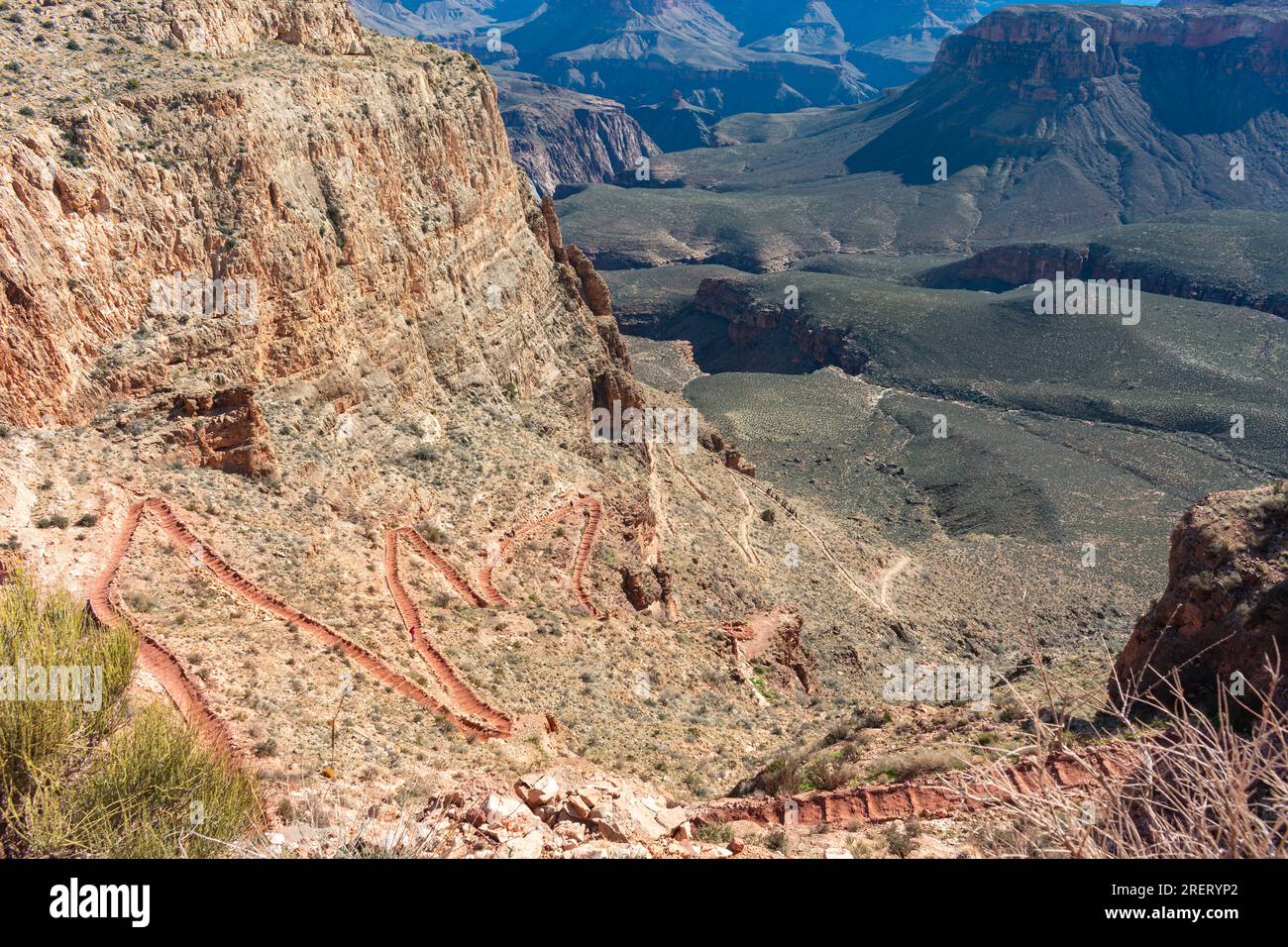 Il tortuoso South Kaibab Trail che scende nel Parco Nazionale del Grand Canyon. Foto Stock