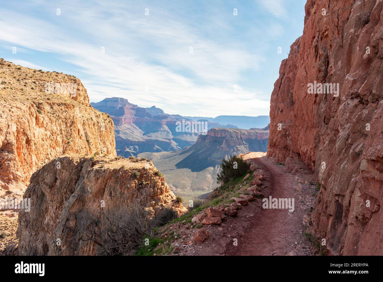 Viaggia lungo il South Kaibab Trail con ampie vedute del canyon. Foto Stock