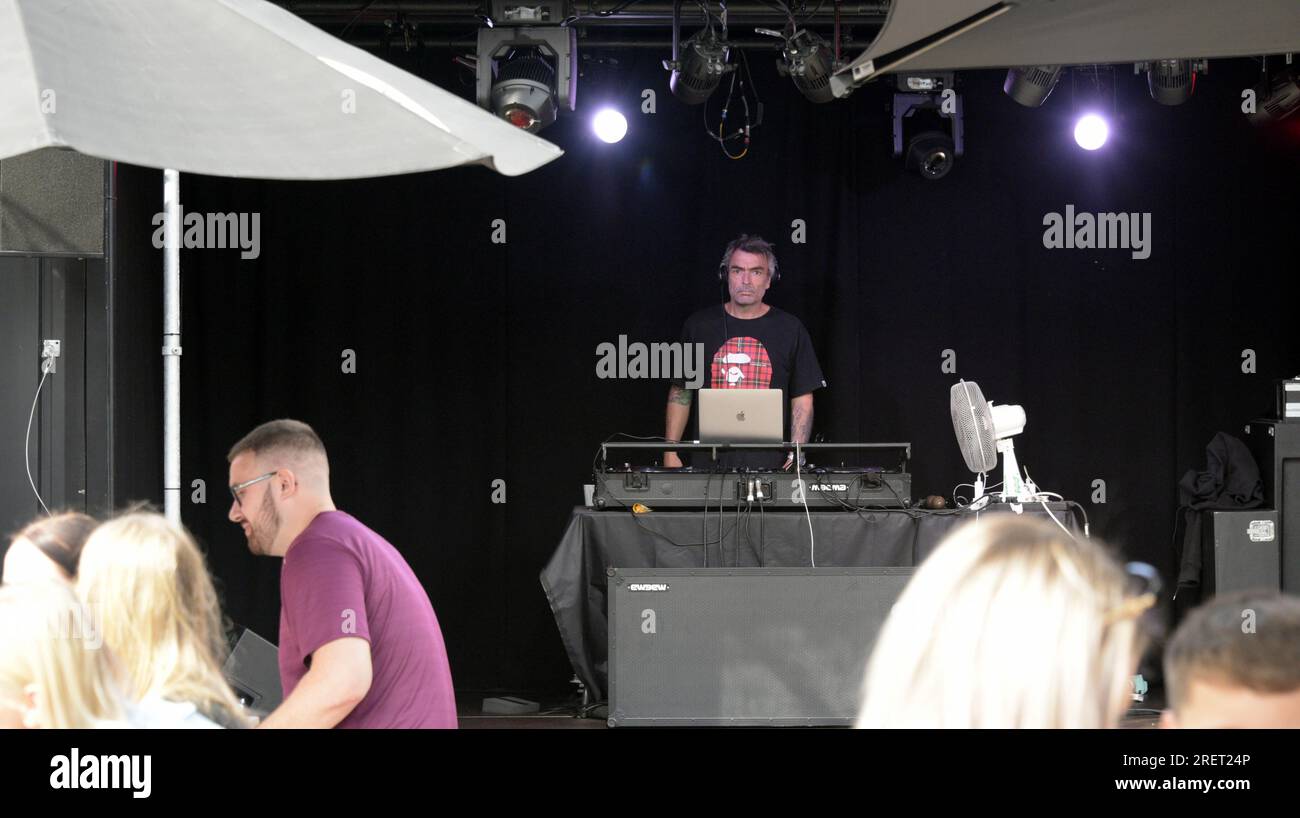 Manchester, Regno Unito, 29 luglio 2023. DJ sul palco in un bar a Piccadilly Gardens per ascoltare la musica. Manchester Day - in vacanza!, gratuito, divertente, adatto alle famiglie, eventi per le strade del centro di Manchester, Regno Unito. Sostenuto dal Manchester City Council, Manchester Airport Group, Biffa, The Co-op, Manchester Evening News, Cammina sul Plank, il Regno dei dolci, il British Firefighter Challenge e il Capri Beach Club. Credito: Terry Waller/Alamy Live News Foto Stock