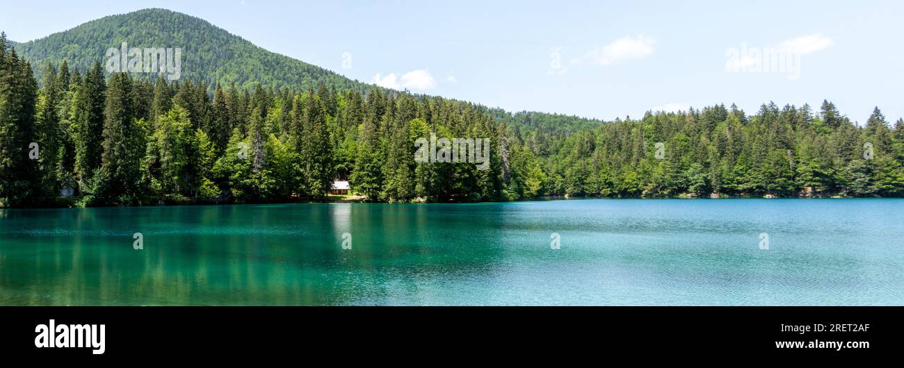 Vista panoramica del Lago inferiore Die Fusine nelle Alpi Giulie dell'Italia nord-orientale Foto Stock