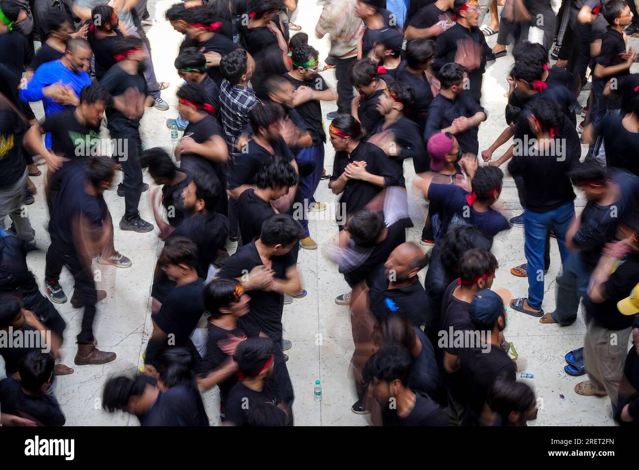 Vecchia Delhi, India. 29 luglio 2023. I musulmani afghani piangono il petto durante una processione religiosa il decimo giorno di Ashura nel mese islamico di Muharram, nel quartiere vecchio di Delhi. (Foto di Shivam Khanna/Pacific Press) credito: Pacific Press Media Production Corp./Alamy Live News Foto Stock
