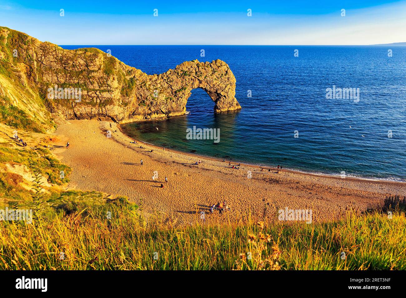 Costa con spiaggia balneabile a Durdle Door, ponte di roccia calcarea, sito patrimonio dell'umanità dell'UNESCO, monumento storico del Dorset, Inghilterra, Regno Unito Foto Stock