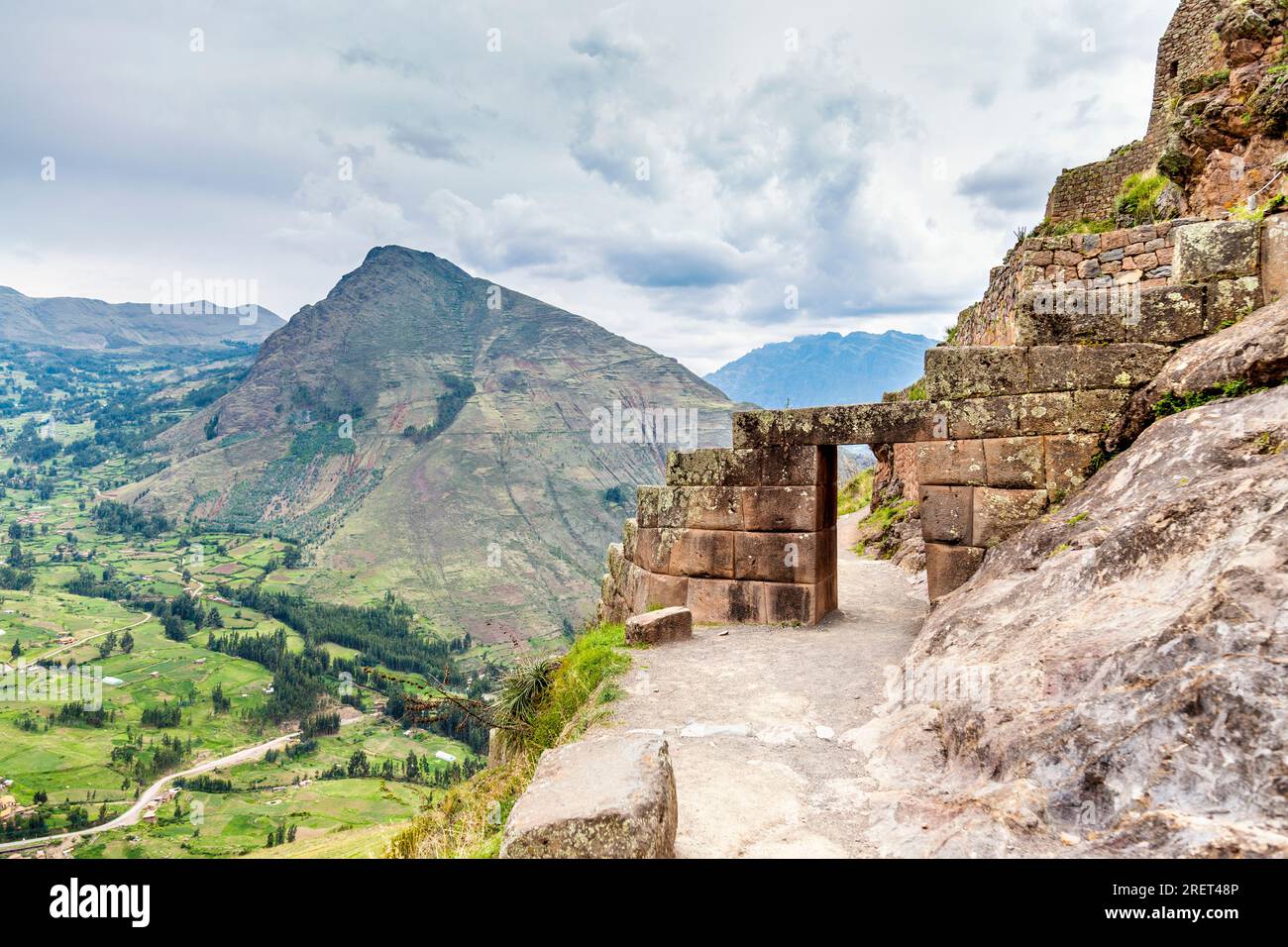 Ammira un ingresso in pietra delle rovine archeologiche Inca di Pisac, Valle Sacra, Perù Foto Stock