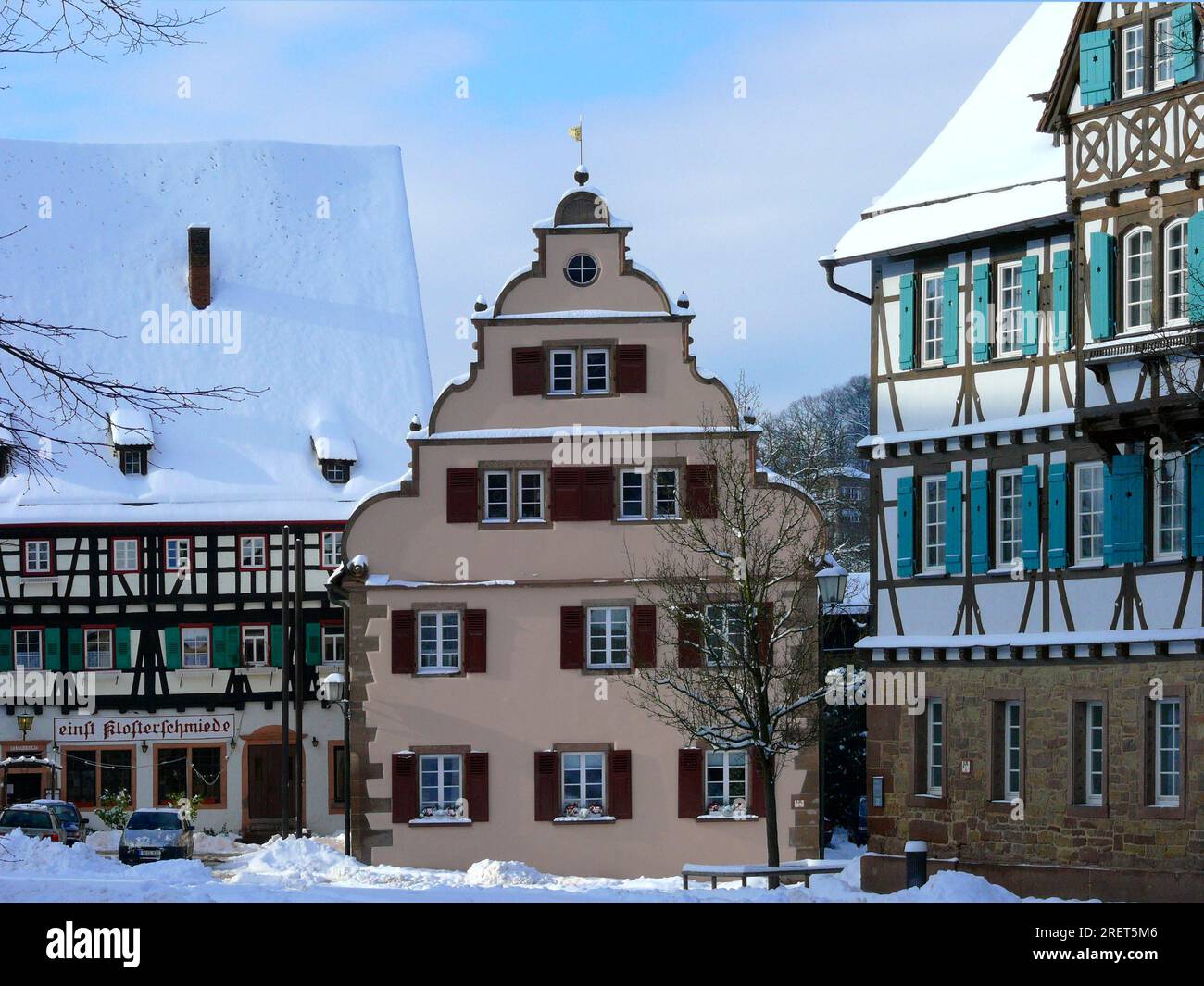 Cortile del monastero con municipio nel monastero di Maulbronn con neve invernale, BW, -D. Foto Stock