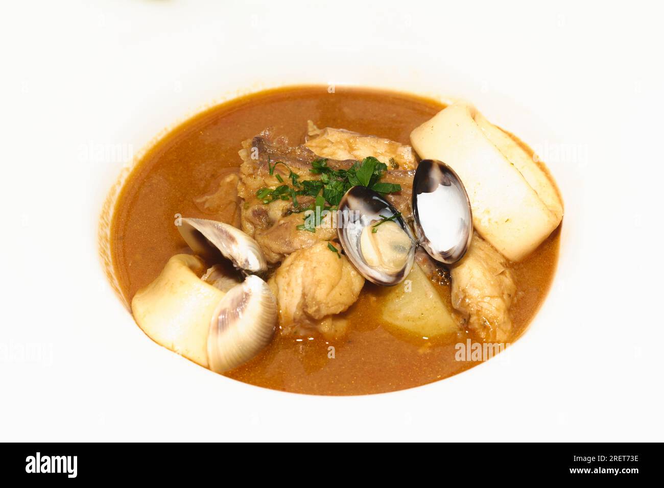 Zuppa di pesce da vicino in un piatto bianco. Concetto di cucina e cucina. Foto Stock