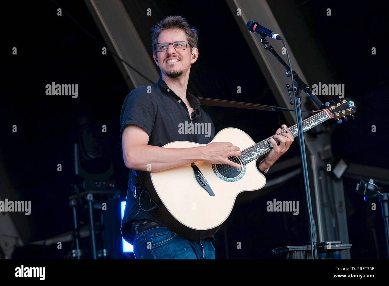 Lulworth, Regno Unito. 29 luglio 2023. Jonathan 'JD' Darley, cantante e chitarrista con un gruppo musicale britannico a cappella, folk e Sea Shanty. I Johns più lunghi, che sono diventati una sensazione virale di Tik Tok con la loro interpretazione della canzone folk degli anni '1800 Wellerman, si esibiscono dal vivo sul palco al Camp Bestival. I The Longest Johns sono un gruppo musicale folk britannico di Bristol, Inghilterra, composto da Andy Yates, Jonathan 'JD' Darley, Robbie Sattin e Tonino Adelini Credit: SOPA Images Limited/Alamy Live News Foto Stock