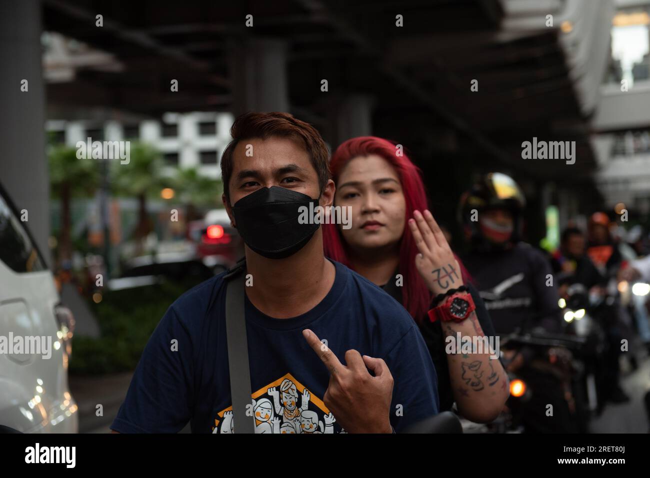 Bangkok, Thailandia. 29 luglio 2023. Manifestanti contro i membri del Senato, con un gesto di tre dita, alla manifestazione all'incrocio di Ratchaprasong, Ratchadamri Road. (Foto di Teera Noisakran/Pacific Press) credito: Pacific Press Media Production Corp./Alamy Live News Foto Stock