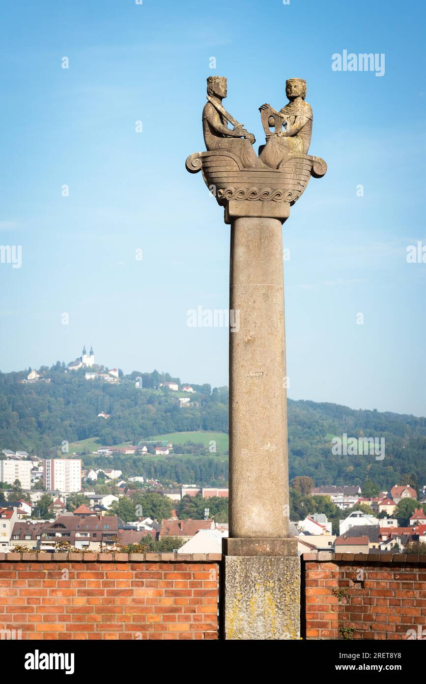 Linz Austria, Goestlingberg con Linz Urfahr e statua di Nibelungen su una colonna Foto Stock