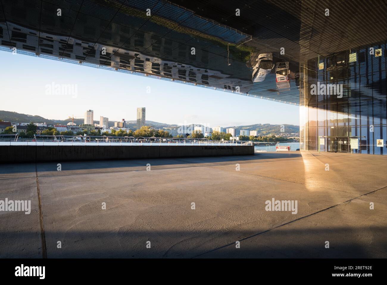 Linz Austria, Lentos Art Museum con la costa di Linz Urfahr sul Danubio Foto Stock