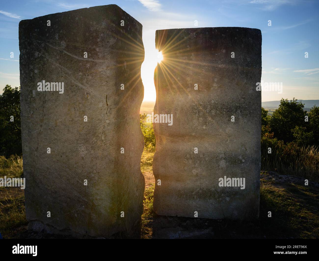 Parco sculture st. margarethen rocce con raggi del sole al tramonto Foto Stock