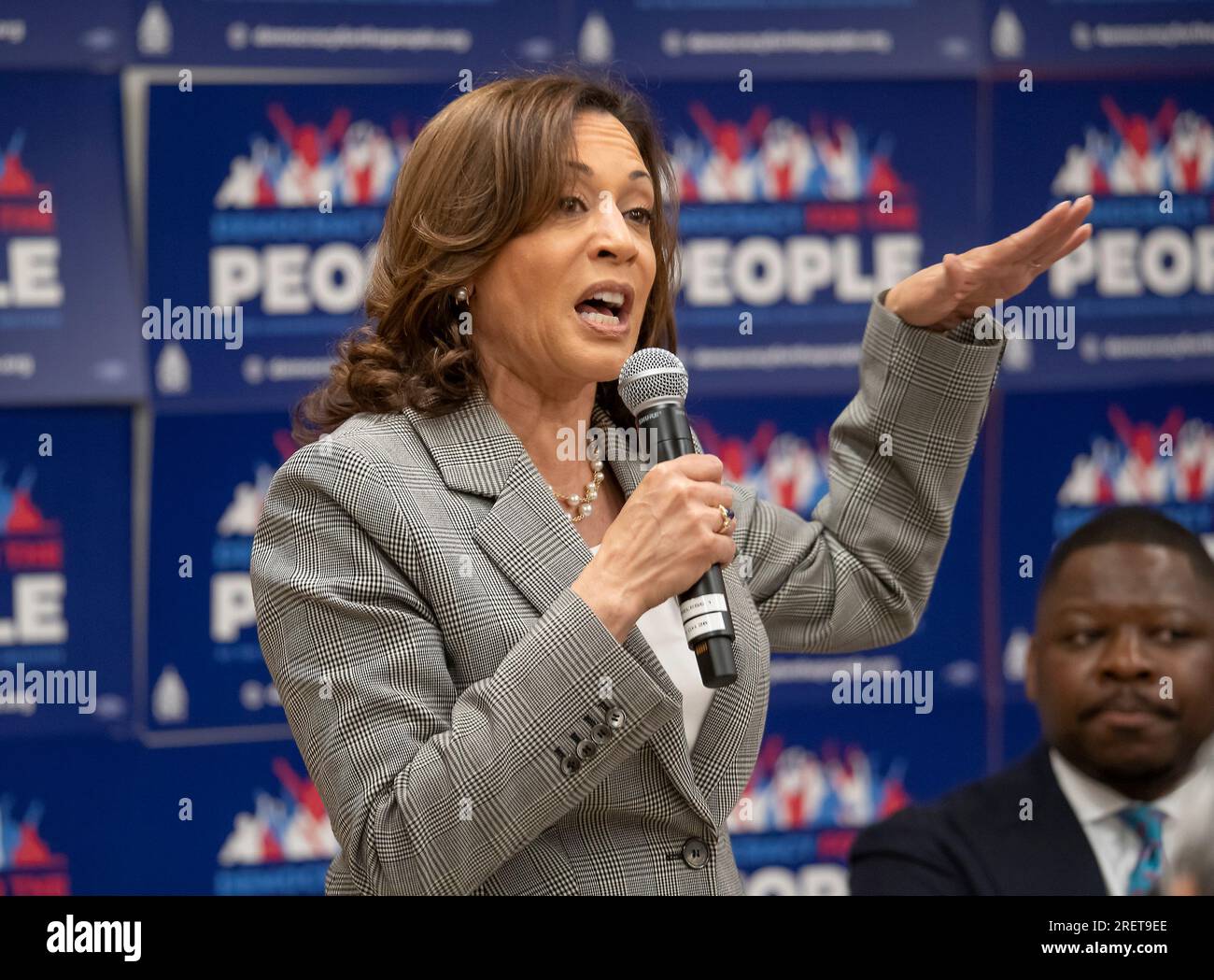 Boston, Stati Uniti d'America. 29 luglio 2023. Il vicepresidente degli Stati Uniti Kamala Harris parla a “Democracy for the People” al Roxbury Community College di Boston, ma prima di pronunciare osservazioni alla NAACP National Convention del 2023 a Boston, credito: Rick Friedman/Pool/Sipa USA Credit: SIPA USA/Alamy Live News Foto Stock