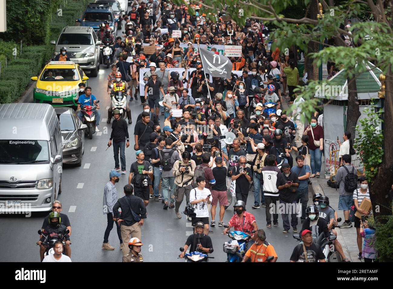 Bangkok, Thailandia. 29 luglio 2023. I manifestanti per la democrazia e i sostenitori del partito Move Forward si riunirono intorno all'intersezione di Asok Montri, Sukhumvit Road, marciando verso l'intersezione di Ratchaprasong, Ratchadamri Road, come espressione simbolica contro i membri del Senato e chiedendo un insediamento democratico del governo. (Immagine di credito: © Teera Noisakran/Pacific Press via ZUMA Press Wire) SOLO USO EDITORIALE! Non per USO commerciale! Foto Stock