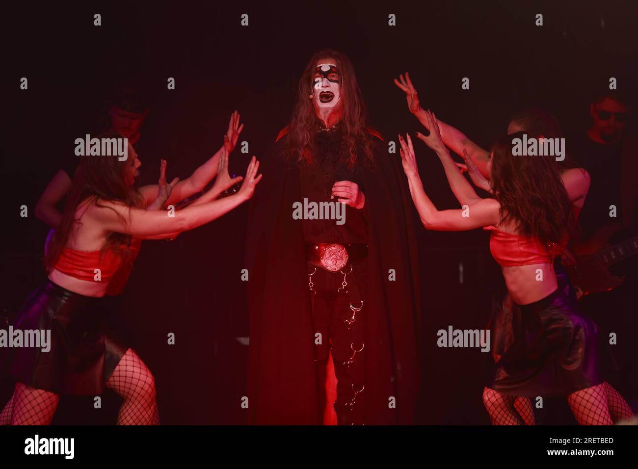 29 luglio 2023, Sassonia-Anhalt, Harzgerode: Falko Illing nel ruolo di Mephisto esegue una scena dell'opera rock "Faust i". Il cortile del castello di Harzgerode ha fatto da sfondo al "Faust - The Rock Opera" per la prima volta. La produzione riprende i testi originali di Goethe e fornisce un turbolento intrattenimento musicale con una miscela di teatro classico e musica rock e pop moderna. Dopo una pausa di diversi anni a causa della pandemia, l'ensemble ha ripreso il palco per la prima volta. Nei prossimi mesi, ulteriori spettacoli sono previsti nella regione di Harz e anche in altre località. Foto: Matt Foto Stock