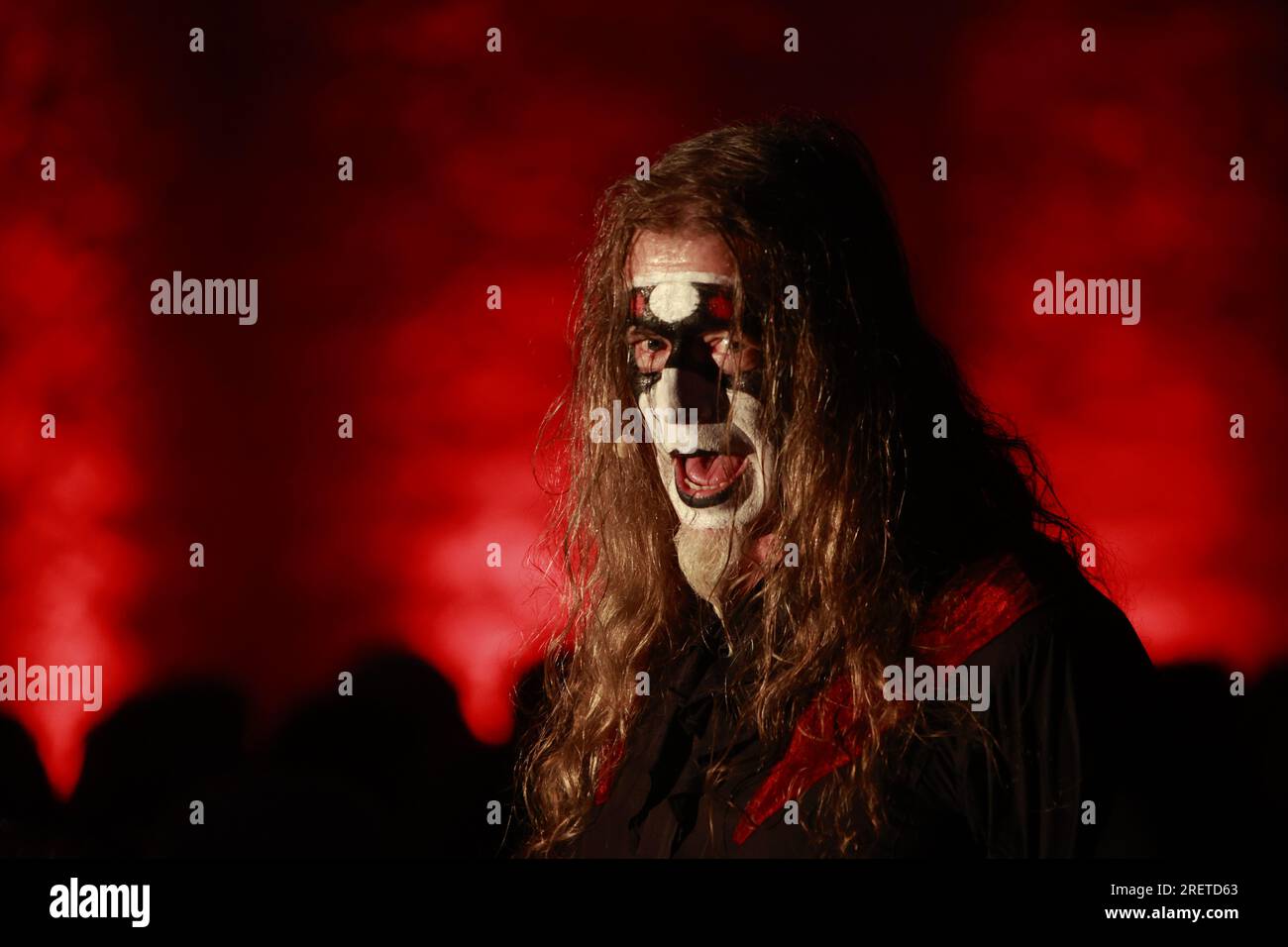 29 luglio 2023, Sassonia-Anhalt, Harzgerode: Falko Illing nel ruolo di Mephisto esegue una scena dell'opera rock "Faust i". Il cortile del castello di Harzgerode ha fatto da sfondo al "Faust - The Rock Opera" per la prima volta. La produzione riprende i testi originali di Goethe e fornisce un turbolento intrattenimento musicale con una miscela di teatro classico e musica rock e pop moderna. Dopo una pausa di diversi anni a causa della pandemia, l'ensemble ha ripreso il palco per la prima volta. Nei prossimi mesi, ulteriori spettacoli sono previsti nella regione di Harz e anche in altre località. Foto: Matt Foto Stock