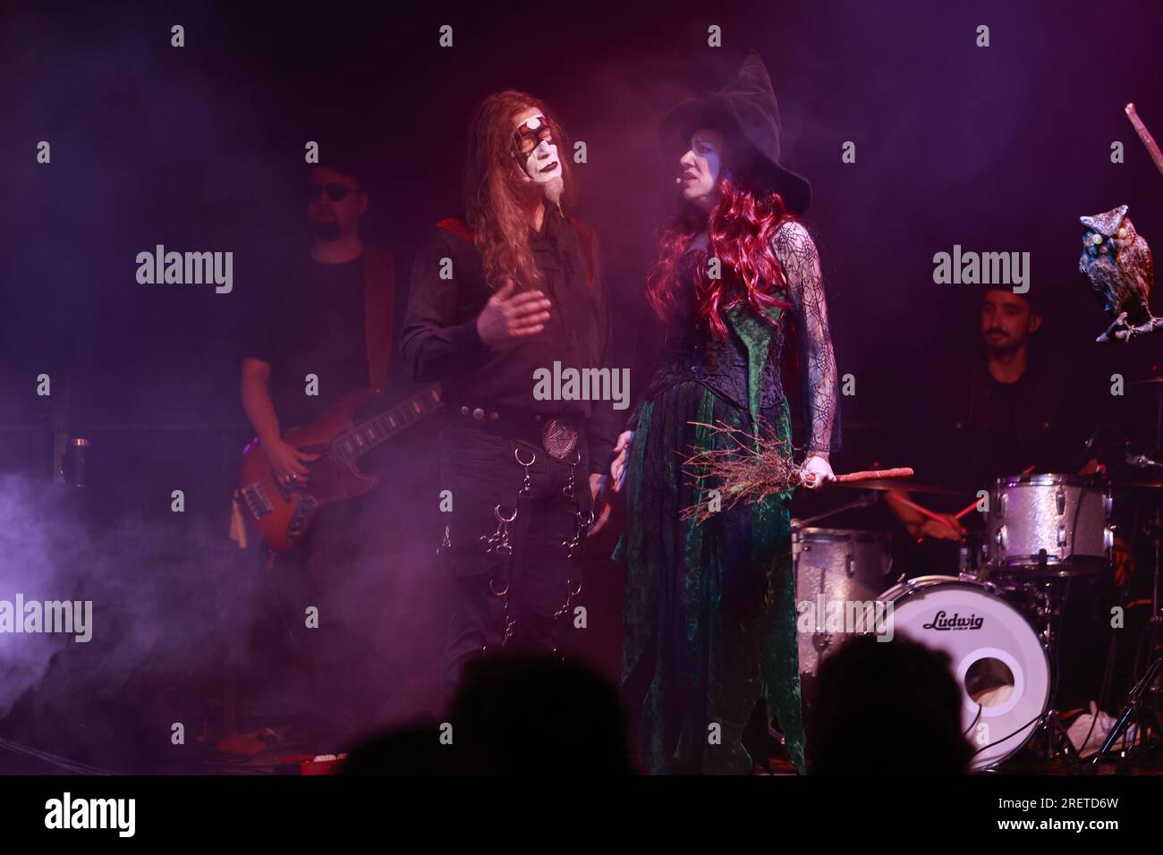 29 luglio 2023, Sassonia-Anhalt, Harzgerode: Falko Illing (l) mentre Mephisto esegue una scena dell'opera rock "Faust i". Il cortile del castello di Harzgerode ha fatto da sfondo al "Faust - The Rock Opera" per la prima volta. La produzione riprende i testi originali di Goethe e fornisce un turbolento intrattenimento musicale con una miscela di teatro classico e musica rock e pop moderna. Dopo una pausa di diversi anni a causa della pandemia, l'ensemble ha ripreso il palco per la prima volta. Nei prossimi mesi, ulteriori spettacoli sono previsti nella regione di Harz e anche in altre località. Foto: Foto Stock