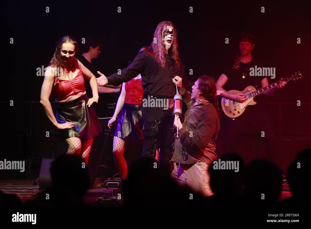 29 luglio 2023, Sassonia-Anhalt, Harzgerode: Falko Illing (M) mentre Mephisto esegue una scena dell'opera rock "Faust i". Il cortile del castello di Harzgerode ha fatto da sfondo al "Faust - The Rock Opera" per la prima volta. La produzione riprende i testi originali di Goethe e fornisce un turbolento intrattenimento musicale con una miscela di teatro classico e musica rock e pop moderna. Dopo una pausa di diversi anni a causa della pandemia, l'ensemble ha ripreso il palco per la prima volta. Nei prossimi mesi, ulteriori spettacoli sono previsti nella regione di Harz e anche in altre località. Foto: Foto Stock