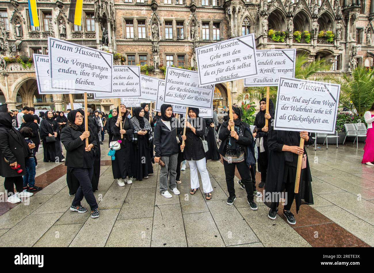 29 luglio 2023, Monaco, Baviera, Germania: L'Ahlul Bayt Kulturverein Muenchen e. V. organizzò un Ashura Trauermarsch (marcia funebre) per il terzo imam dell'Islam sciita Husayn al Abidin - si dice che fosse un nipote di Maometto la cui morte è una delle fonti di tensioni sciite-sunnite. L'Ahlul Bayt Kulturverein è visto come collegato o come braccio del regime iraniano ed è ufficialmente sotto l'Islamische Gemeinschaft der Schiitischen Gemeinden (IGS) che, in passato, è stato collegato alla controversa demo di Quds Tag. Le marce di Ashura sono meglio conosciute come gli eventi in Iran, Afghanistan, Foto Stock