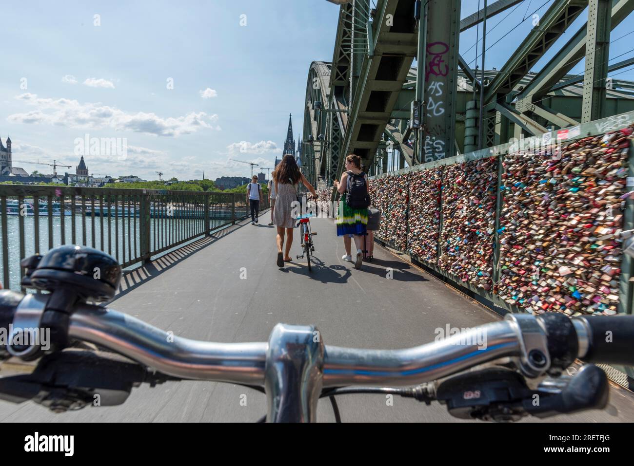 Pedala da una prospettiva in prima persona su un sentiero condiviso e pista ciclabile sul ponte Hohenzollern a Colonia, Renania settentrionale-Vestfalia, Germania Foto Stock