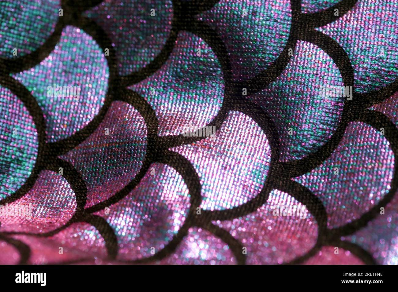 Motivo coda sirena, primo piano. Texture della pelle di pesce spandex brillante. Design tessile per ragazze. Foto Stock