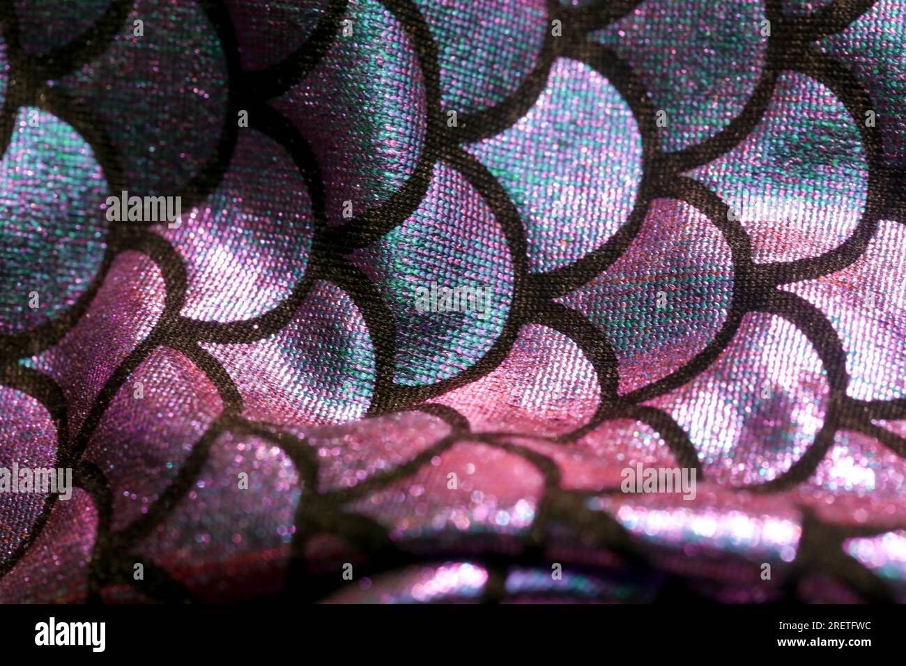 Motivo coda sirena, primo piano. Texture della pelle di pesce spandex brillante. Design tessile per ragazze. Foto Stock