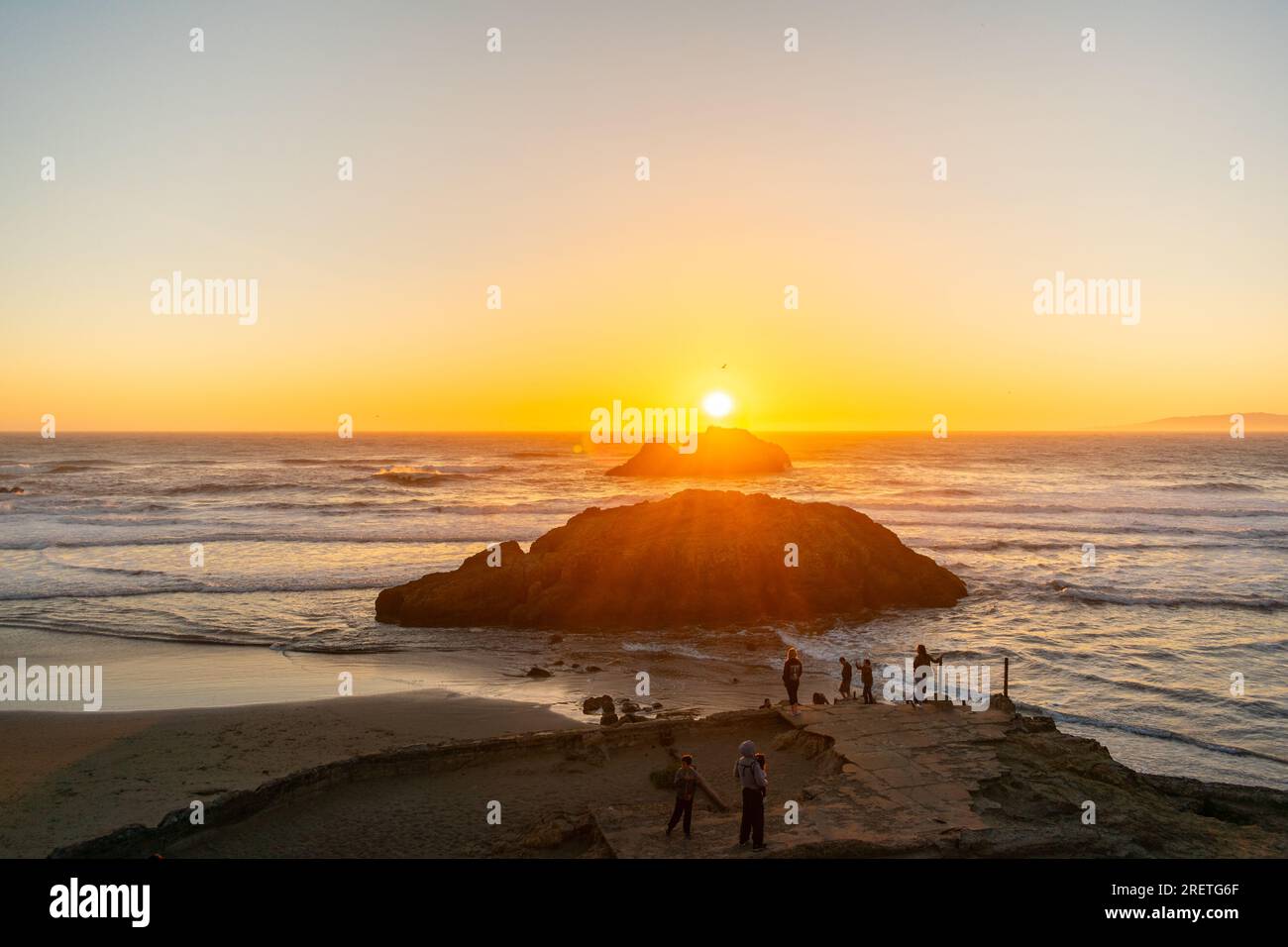 Bagliore al tramonto sulla spiaggia con ritrovi sociali. Foto Stock