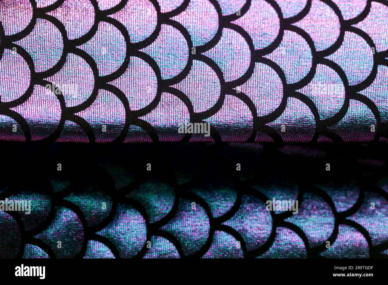Motivo coda sirena, primo piano. Texture della pelle di pesce spandex brillante. Design tessile per ragazze. Foto Stock