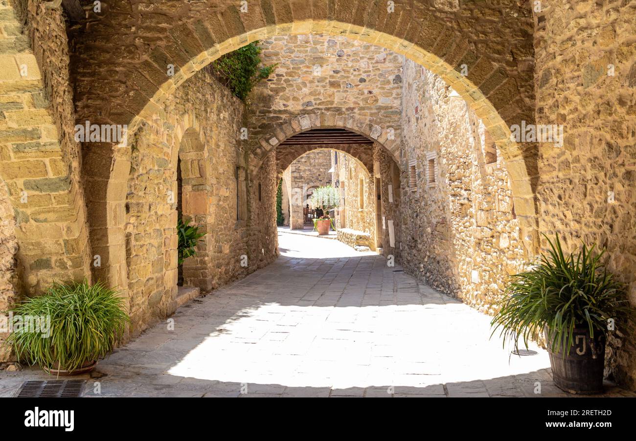 Vista sull'emblematico borgo medievale di Monells a Gerona, Spagna Foto Stock