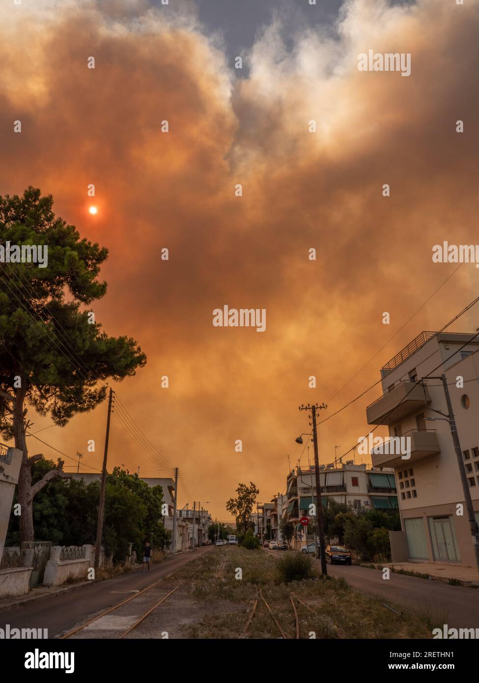 Elefsina, Grecia 07.18.23: Le nuvole di fumo provenienti dagli incendi boschivi di Mandra Dervenochoria abbracciano la città di Elefsina, capitale europea della cultura 2023. Foto Stock