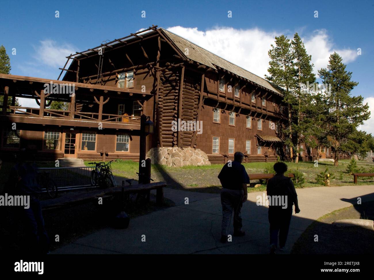 The Old Faithful Inn Lodge nel parco nazionale di Yellowstone, Wyoming, USA Foto Stock