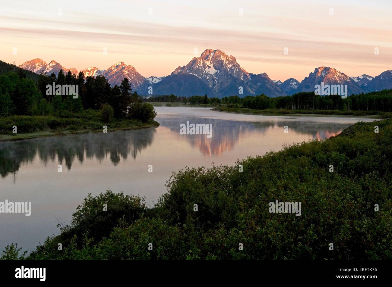 Grand Tetons si riflette nel fiume Snake all'alba, Wyoming, USA Foto Stock