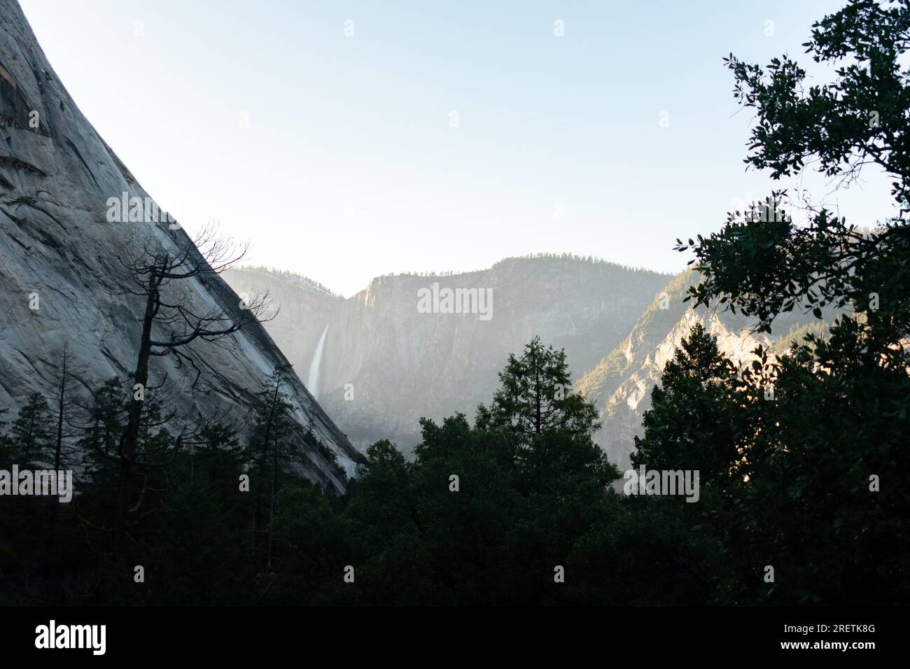 Infine, il Mist Trail di Yosemite, dove le ombre e la luce danzano tra le cime. Foto Stock
