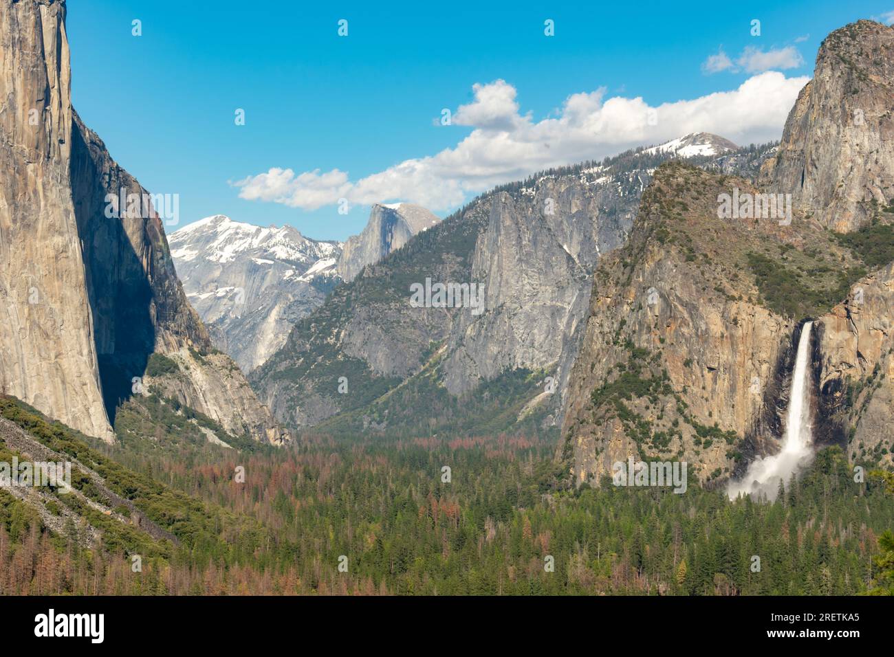 La grandiosità della Yosemite Valley con le sue iconiche cascate e le sue vette torreggianti. Foto Stock