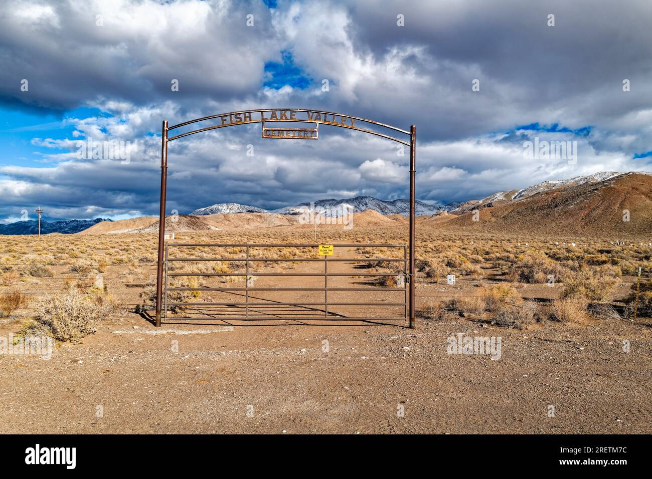 Il cancello metallico all'ingresso del Fish Lake Valley Cemetery a Dyer, Nevada, USA Foto Stock